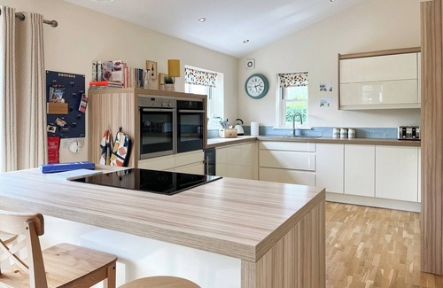 Sutton-in-Ashfield Cottage | Inviting 3 Bedroom Getaway in Teversal with Breakfast