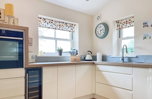 Sutton-in-Ashfield Cottage | Inviting 3 Bedroom Getaway in Teversal with Breakfast