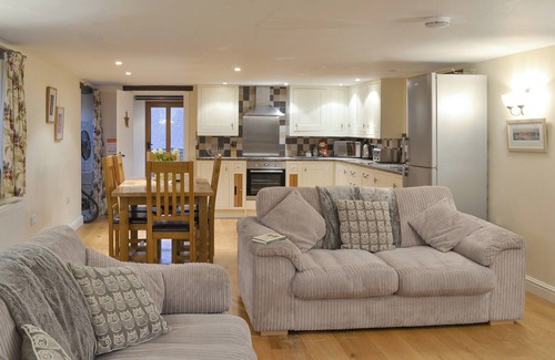 Eastleigh Cottage | Ideal 3-Bedroom Stay in Eastleigh with Ocean Views