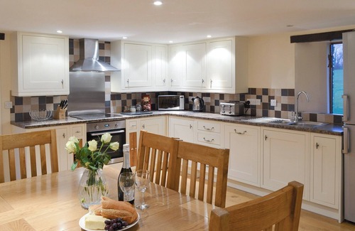 Eastleigh Cottage | Ideal 3-Bedroom Stay in Eastleigh with Ocean Views