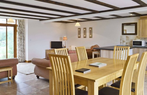 Potter Heigham House | Ideal 3 Bedroom Getaway in Catfield with Lake Views