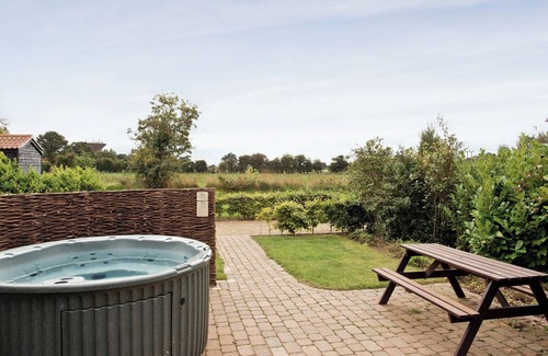 Potter Heigham House | Ideal 3 Bedroom Getaway in Catfield with Lake Views