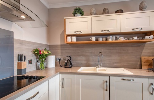 Inverness Cottage | Comfortable 3 Bedroom Retreat with Ocean Views in Kessock