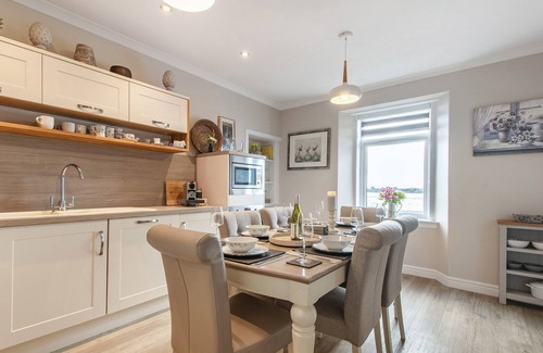 Inverness Cottage | Comfortable 3 Bedroom Retreat with Ocean Views in Kessock
