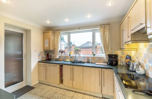 Skellingthorpe Cottage | Cozy 3-Bedroom Getaway in Lincoln with Lake View