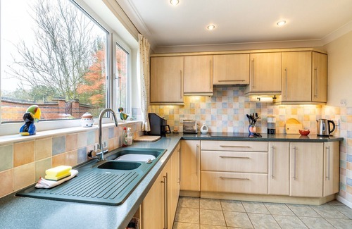 Skellingthorpe Cottage | Cozy 3-Bedroom Getaway in Lincoln with Lake View