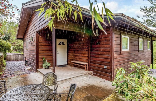 Horton Ski Chalet | Comfortable 3-Bedroom Retreat Near Leek with Spa & Hot Tub