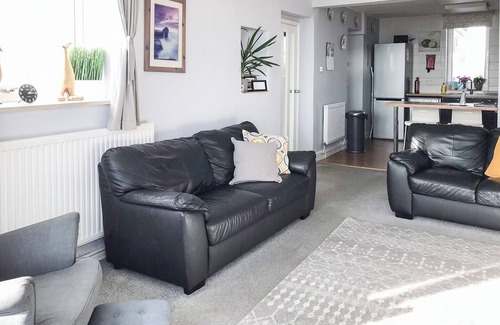 Southwell Cottage | Comfortable 3 Bedroom Retreat in Portland, Near Weymouth