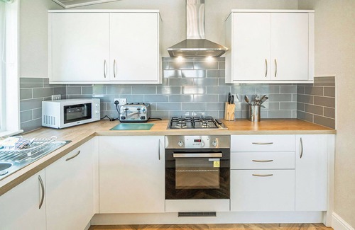 Swanage House | Inviting Lodge-Style Retreat with Spa and Hot Tub Amenities