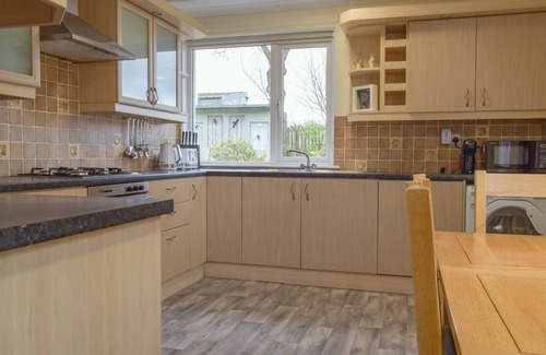 Biggar Cottage | Family-Friendly Getaway with Lake Views and Breakfast Included