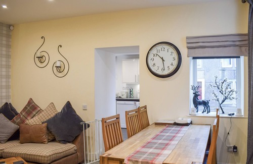 Crieff Cottage | Top-Rated 3 Bedroom Retreat with Spa & Lake Views in Crieff