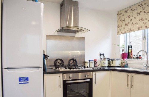 Crieff Cottage | Top-Rated 3 Bedroom Retreat with Spa & Lake Views in Crieff