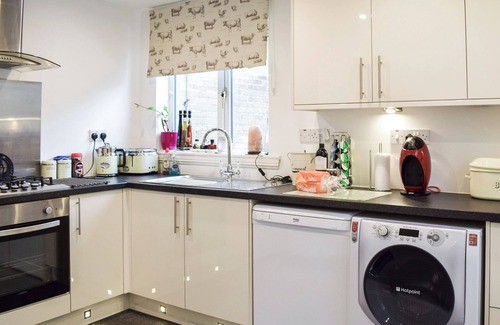 Crieff Cottage | Top-Rated 3 Bedroom Retreat with Spa & Lake Views in Crieff