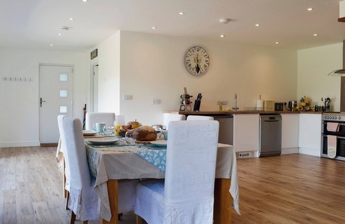 Farnham Cottage | Ideal 3-Bedroom Retreat in Farnham with Lake Views