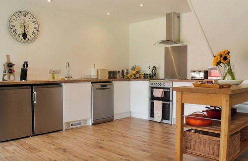 Farnham Cottage | Ideal 3-Bedroom Retreat in Farnham with Lake Views