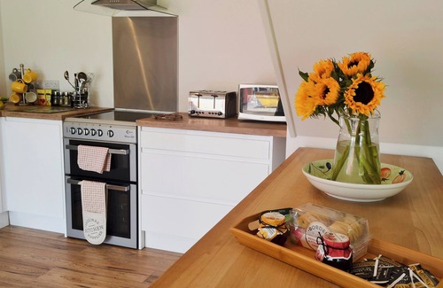 Farnham Cottage | Ideal 3-Bedroom Retreat in Farnham with Lake Views