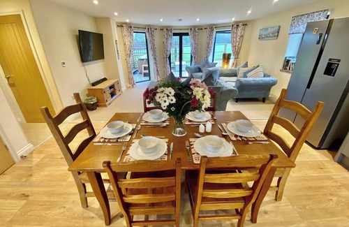 Foxley Cottage | Comfortable 3 Bedroom Retreat in Foxley with Hot Tub