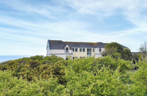 Coverack Cottage | Oceanview 3-Bedroom Retreat in Coverack near Helston