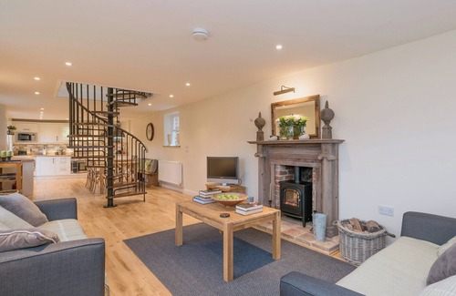Brampton Cottage | Escape to a Serene Cottage with Lake Views and Breakfast