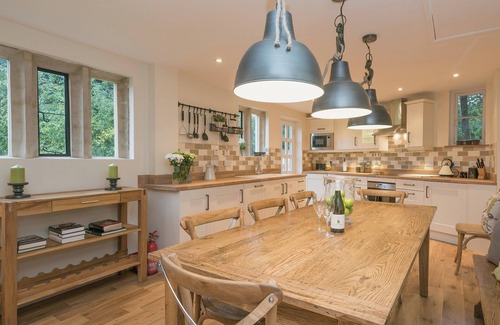 Brampton Cottage | Escape to a Serene Cottage with Lake Views and Breakfast