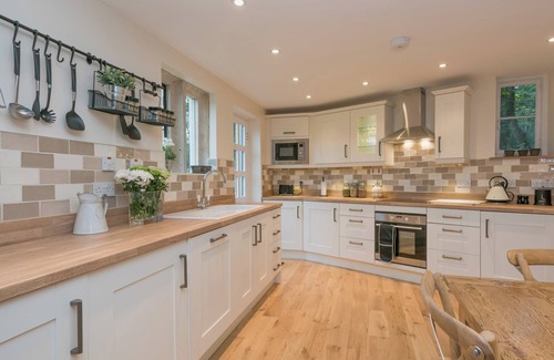 Brampton Cottage | Escape to a Serene Cottage with Lake Views and Breakfast