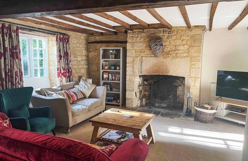 Exton Cottage | Quintessential English Cottage with Lake Views & Breakfast