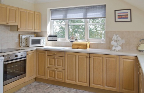 Saltash Cottage | Riverside Escape: Enjoy Stunning Yacht Views and Breakfast