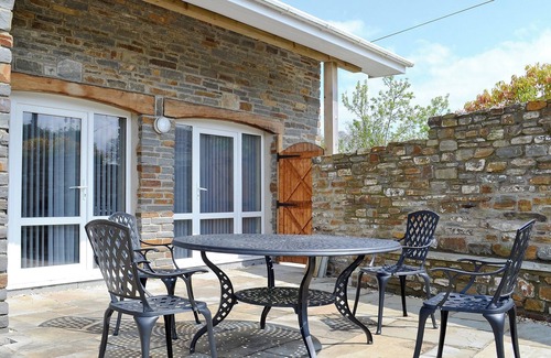 Loughor Cottage | Inviting 3-Bedroom Retreat in Llangennech with Ocean Views