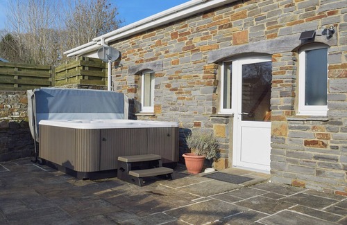 Loughor Cottage | Inviting 3-Bedroom Retreat in Llangennech with Ocean Views