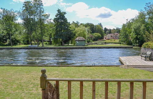 Horning Cottage | Memorable Family Getaways at Watersedge with Lake Views