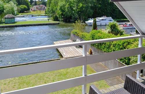 Horning Cottage | Memorable Family Getaways at Watersedge with Lake Views