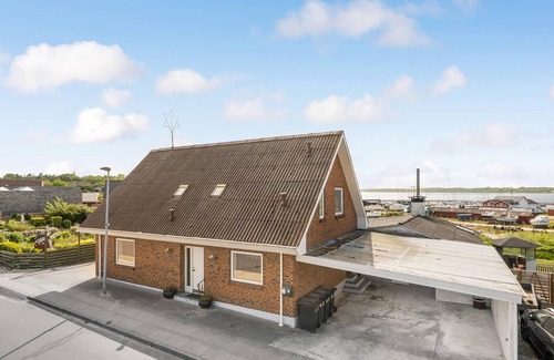 Hvalpsund House | Cozy 3-Bedroom Retreat with Ocean and Lake Views