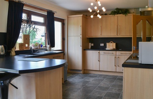 Annan Cottage | Spacious 3 Bedroom Retreat in Brydekirk with Lake Views