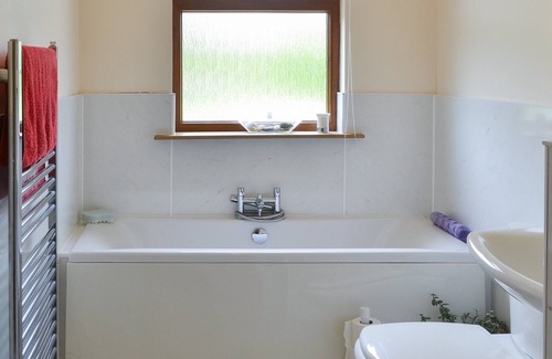 Annan Cottage | Spacious 3 Bedroom Retreat in Brydekirk with Lake Views
