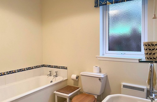 Arnisdale Cottage | Cozy 3-Bedroom Retreat with Ocean Views in Arnisdale