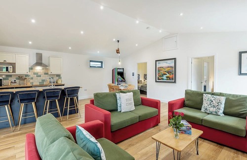Skegness Ski Chalet | Comfortable 3-Bedroom Stay in Orby with Spa & Hot Tub