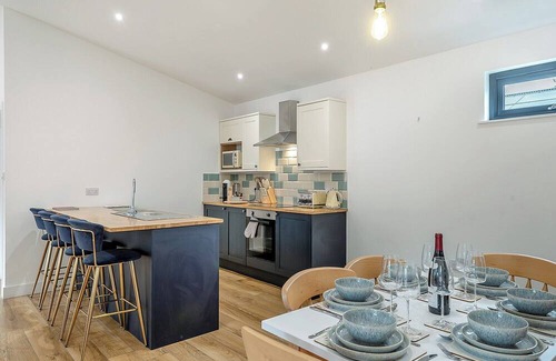 Skegness Ski Chalet | Comfortable 3-Bedroom Stay in Orby with Spa & Hot Tub
