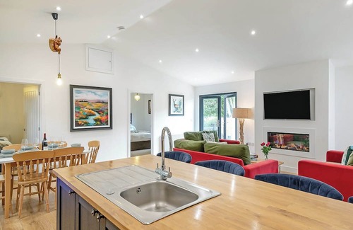 Skegness Ski Chalet | Comfortable 3-Bedroom Stay in Orby with Spa & Hot Tub