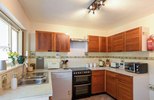Bryn-crug Cottage | Cozy Retreat in Bryncrug - Guest Rated 10/10 with Ocean Views