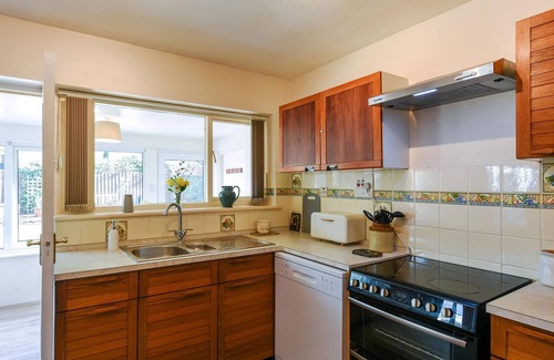 Bryn-crug Cottage | Cozy Retreat in Bryncrug - Guest Rated 10/10 with Ocean Views