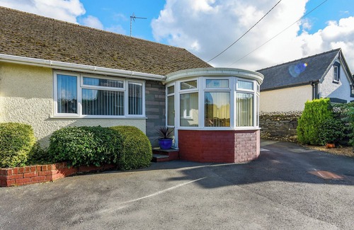 Bryn-crug Cottage | Cozy Retreat in Bryncrug - Guest Rated 10/10 with Ocean Views