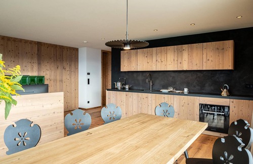 Maranza Apartment | Spacious 3-Bedroom Retreat in Maranza with Spa & Breakfast