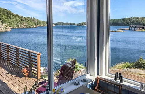 Farsund House | Spacious 3-Bedroom Accommodation with Ocean & Lake Views