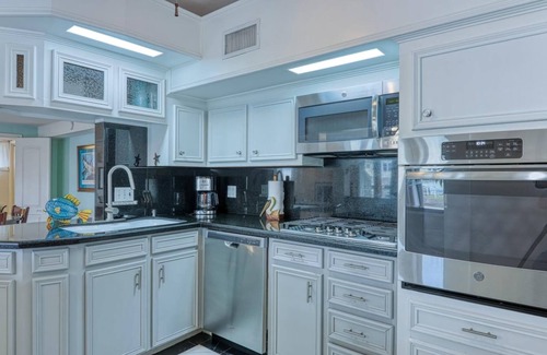 Palm Harbor House | Beautiful 3/3 at Casa Ahoy with Private Fishing Dock