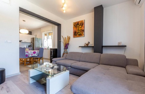 Jesenice Apartment | Comfortable Family Apartments with Pool and Ocean Views