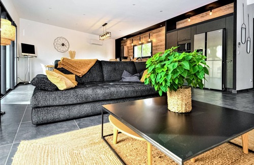 Montfavet House | Relax in Your Own Private Pool Vacation Home Retreat