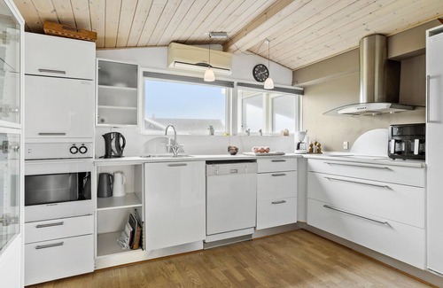 Lihme House | Family-Friendly Cottage with Lake Views and Relaxing Spa