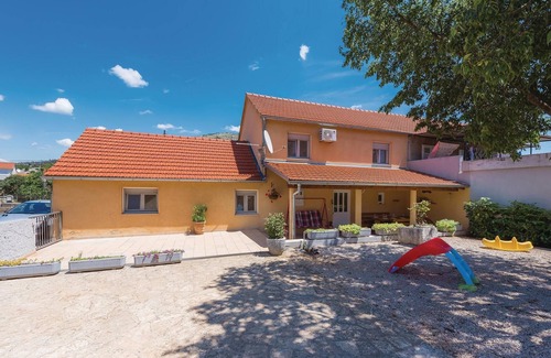 Bilice House | Perfect 3 Bedroom Retreat in Bilice with Ocean Views