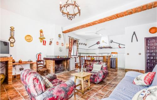 Rute House | Cozy 3 Bedroom Family Home with Pool in Rute