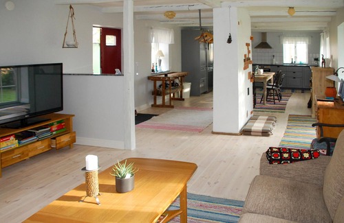 Vollsjo House | Family-Friendly 3 Bedroom Retreat in Vollsjö with Lake Views